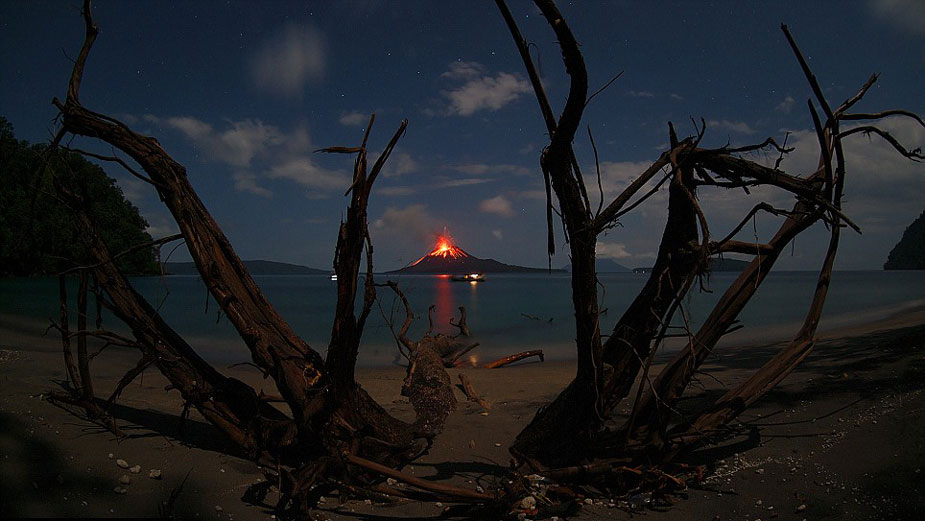 摄影师拍下火山喷发的震撼照片[组图]