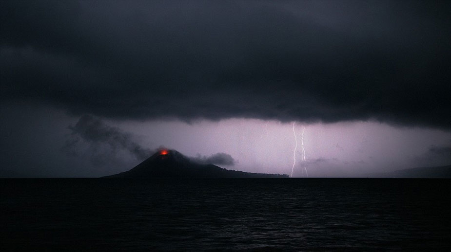 攝影師拍下火山噴發(fā)的震撼照片[組圖]