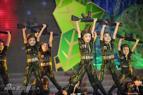 7月30日，第五届“小荷风采”全国少儿舞蹈展演北京展区闭幕演出，在政协礼堂上演。中国舞协分党委组书记、常务副主席冯双白致闭幕词。