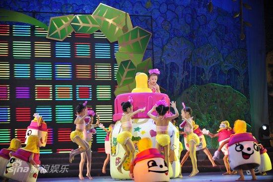7月30日，第五届“小荷风采”全国少儿舞蹈展演北京展区闭幕演出，在政协礼堂上演。中国舞协分党委组书记、常务副主席冯双白致闭幕词。