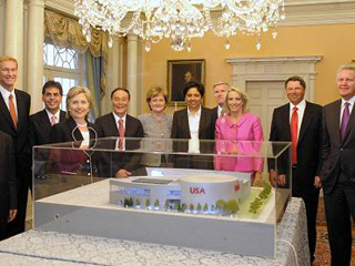 中美战略与经济对话特别代表为世博会美国馆模型揭幕