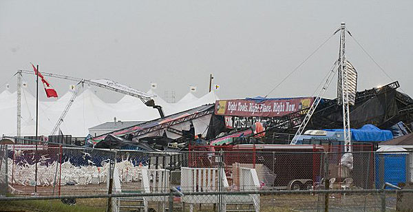 加拿大音乐会舞台被狂风吹塌 76人伤亡[组图]