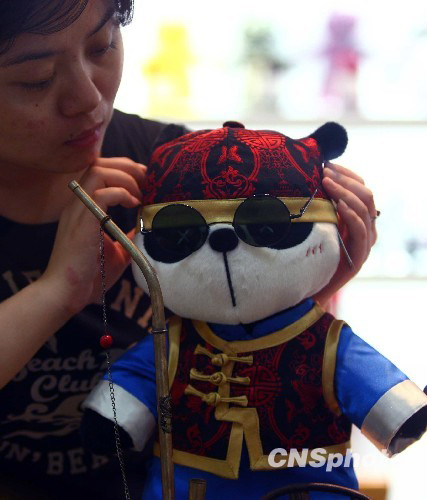 8月3日，在北京一种可爱而敦实的绒毛熊猫和花红柳绿的熊猫穿的衣服，受到青年人的青睐。这是几个80后小海归年轻人，用中国元素熊猫打造的自主品牌Panda Town玩偶，要把它做成“中国芭比”。