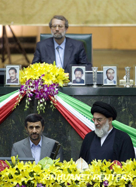  8月5日，在伊朗首都德黑兰，伊朗总统艾哈迈迪－内贾德（左下）在伊朗司法总监沙赫鲁迪（右下）的见证下宣誓就职，开始其第二个4年总统任期。