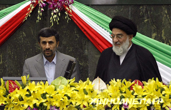  8月5日，在伊朗首都德黑兰，伊朗总统艾哈迈迪－内贾德（左）在伊朗司法总监沙赫鲁迪的见证下宣誓就职，开始其第二个4年总统任期。