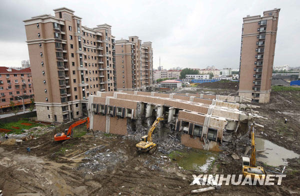 上海倒覆楼房开始拆除[组图]