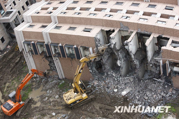上海倒覆楼房开始拆除[组图]
