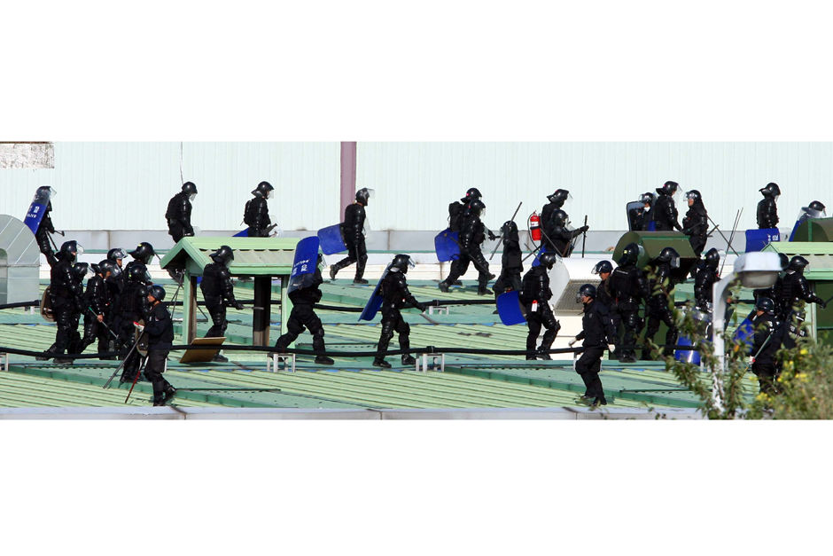韩国双龙汽车工人与警方激烈冲突 场面宛若一场小型战争[组图]