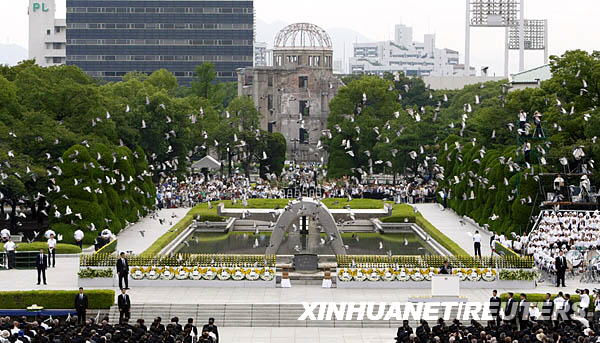 日本纪念广岛遭原子弹轰炸64周年[组图]