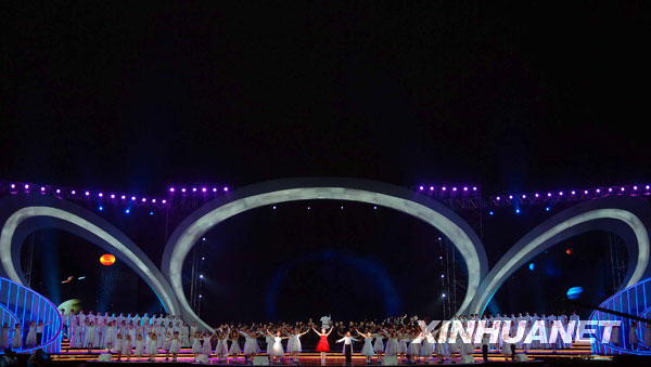8月6日，“奥运华章献祖国”纪念北京奥运会成功举办一周年音乐会在北京奥林匹克森林公园举行。图为演员们在表演。
