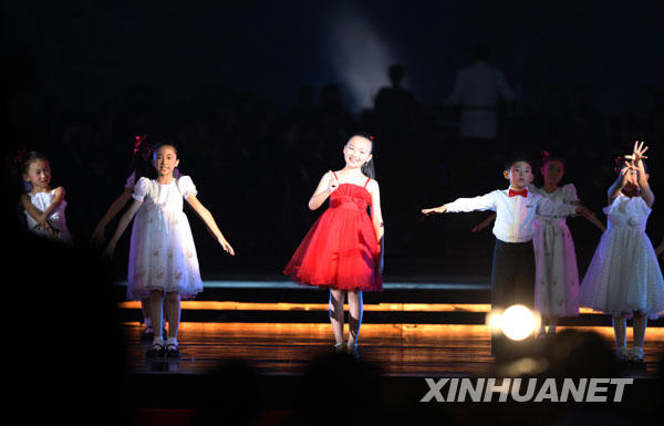 8月6日，儿童演员在表演《我和你》。当日，“奥运华章献祖国”纪念北京奥运会成功举办一周年音乐会在北京奥林匹克森林公园举行。