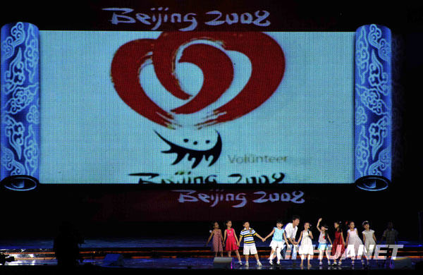 8月6日，歌手周华健（左五）与李木子等小朋友演唱歌曲《我是明星》。当日，“奥运华章献祖国”纪念北京奥运会成功举办一周年音乐会在北京奥林匹克森林公园举行。