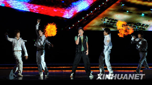 8月6日，歌手孙楠（中）在音乐会上演唱。当日，“奥运华章献祖国”纪念北京奥运会成功举办一周年音乐会在北京奥林匹克森林公园举行。