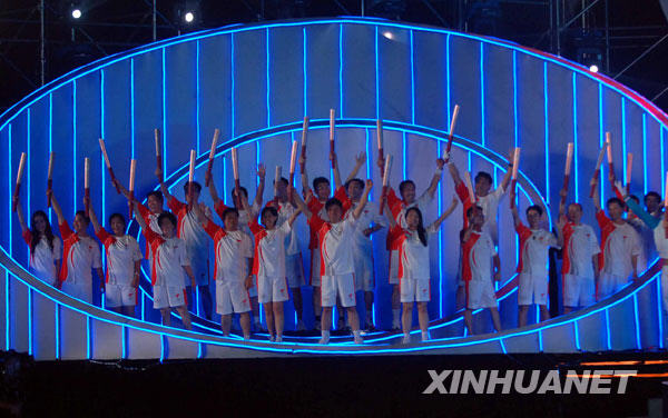 8月6日，部分参加北京奥运火炬接力的火炬手参加表演。当日，“奥运华章献祖国”纪念北京奥运会成功举办一周年音乐会在北京奥林匹克森林公园举行。