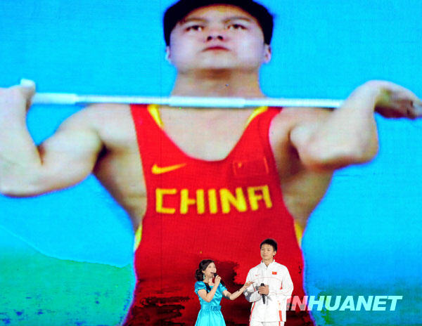 8月6日，世锦赛游泳冠军张琳（右）与歌手刘媛媛一起演唱。当日，“奥运华章献祖国”纪念北京奥运会成功举办一周年音乐会在北京奥林匹克森林公园举行。