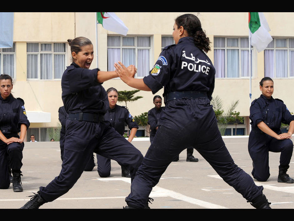 高清:阿尔及利亚警校女生上岗