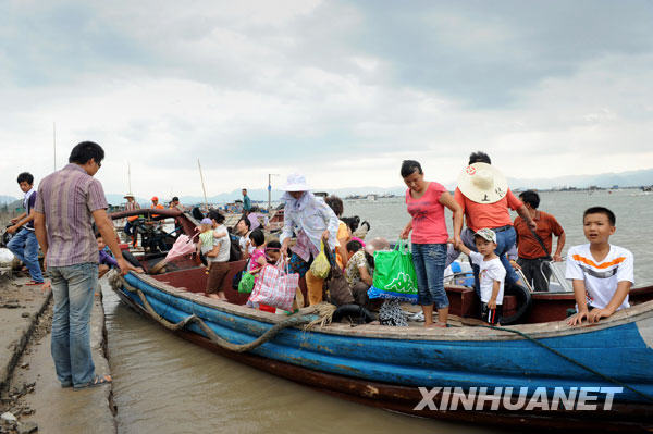 8月6日，福州市罗源县碧里乡小澳码头渔民自发有序转移。