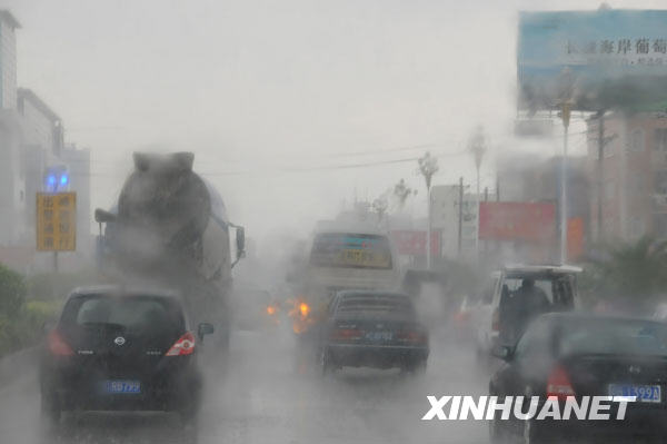 8月5日，福建泉州市區(qū)風(fēng)雨交加。