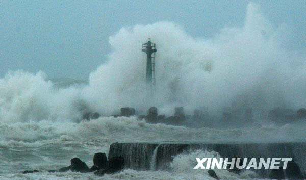 8月7日，台湾东北角海岸风势加大，海水拍击海岸击起滔天巨浪。