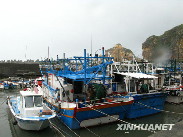 8月7日，渔船进港避风。