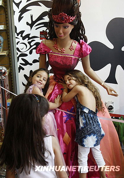 约旦首都安曼 孩子们庆祝芭比娃娃50岁生日[组图]