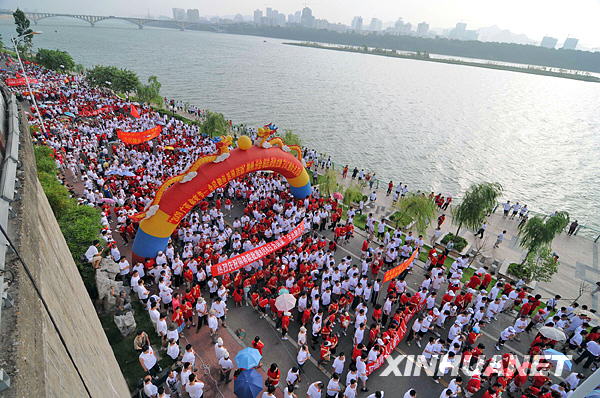 广西柳州：全民健身日 万人健身走