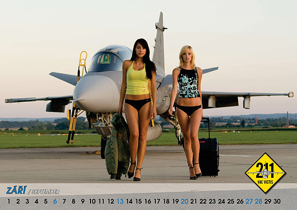 捷克空军近日推出2009年性感美女版战机挂历[组图]