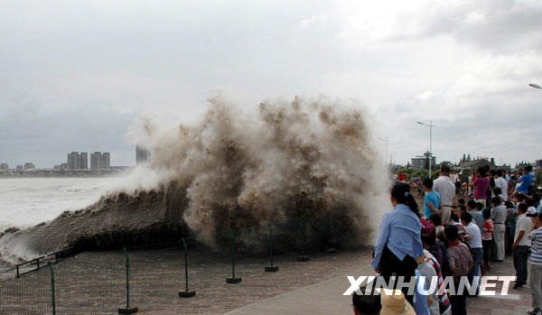 8月8日，在浙江省海寧市老鹽倉(cāng)錢(qián)塘江觀潮景點(diǎn)，錢(qián)塘江大潮洶涌澎湃，驚濤拍岸，吸引了眾多觀潮人的目光。 當(dāng)日是農(nóng)歷六月十八，在臺(tái)風(fēng)“莫拉克”的影響下，錢(qián)塘江出現(xiàn)非同一般的大潮汛。 