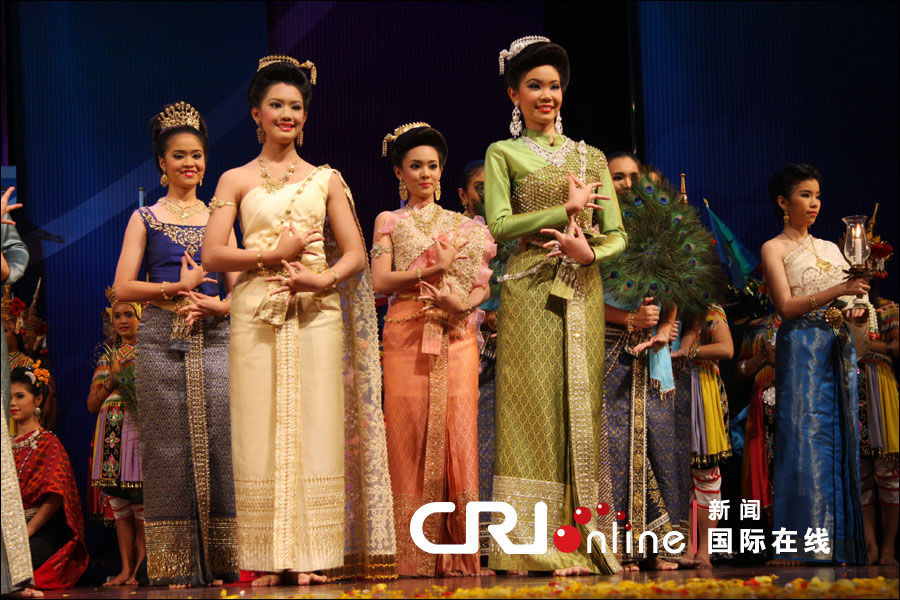 泰国举行文艺演出活动庆祝王后寿辰[组图]