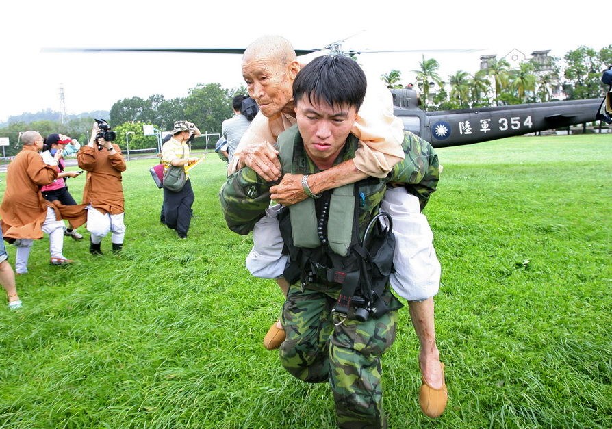 臺(tái)灣高雄一村莊被泥石流掩埋 600余人下落不明[組圖]