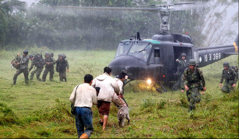 臺軍尋獲高雄縣小林村和那瑪夏鄉700余名被困災民[組圖]