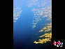 鸭河口水库位于白河的中上游，离河南省南阳市区仅40公里。空中俯瞰鸭河口水库，两岸亘连的丘陵上不时隆起一座座蘑菇状的坡头，片片簇簇的林木倒映于碧波万顷的湖水之中，晶莹澄澈的满湖碧波，被蓝天白云和飞掠的鸟影衬托，使得水光浮翠，两岸增彩。许朝晖 图/文