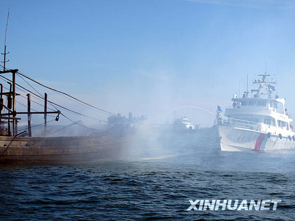 广西北海一艘渔船起火 渔民全部获救