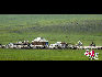 這就是草原上牧民的家和羊圈裏數以百計的羊。于文斌攝影