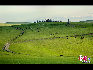 美丽神奇的呼伦贝尔大草原，远处的山上是一座大敖包。于文斌摄影