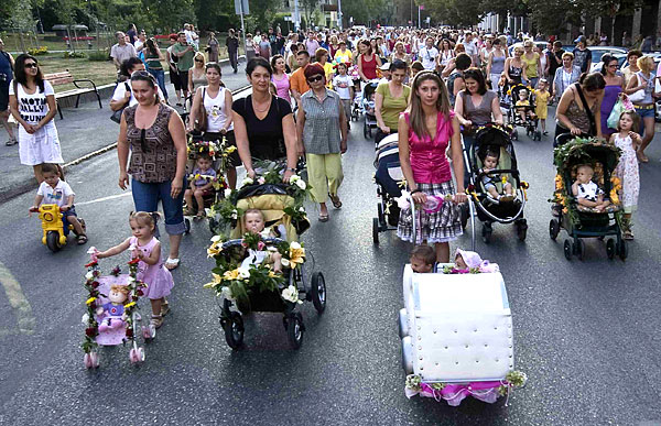 8月17日，在匈牙利凯奇凯梅特市文化节期间，年轻的妈妈们推着用鲜花装饰的婴儿车参加游行。当日，凯奇凯梅特市举行推婴儿车游行。该市1934年首次举办类似的游行活动，当时的口号是“凯奇凯梅特是水果和儿童的城市”。新华社发（乌伊瓦里·山多尔摄）