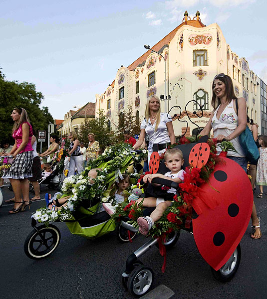 8月17日，在匈牙利凯奇凯梅特市文化节期间，年轻的妈妈们推着用鲜花装饰的婴儿车参加游行。当日，凯奇凯梅特市举行推婴儿车游行。该市1934年首次举办类似的游行活动，当时的口号是“凯奇凯梅特是水果和儿童的城市”。新华社发（乌伊瓦里·山多尔摄）