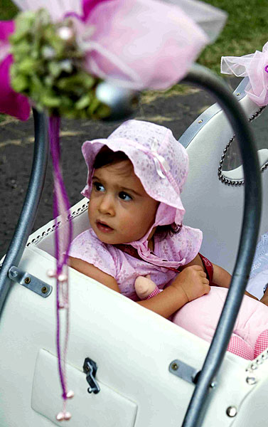 8月17日，在匈牙利凯奇凯梅特市文化节期间，一名婴儿坐着一辆经过改装的婴儿车参加游行。当日，凯奇凯梅特市举行推婴儿车游行。该市1934年首次举办类似的游行活动，当时的口号是“凯奇凯梅特是水果和儿童的城市”。新华社发（乌伊瓦里·山多尔摄）