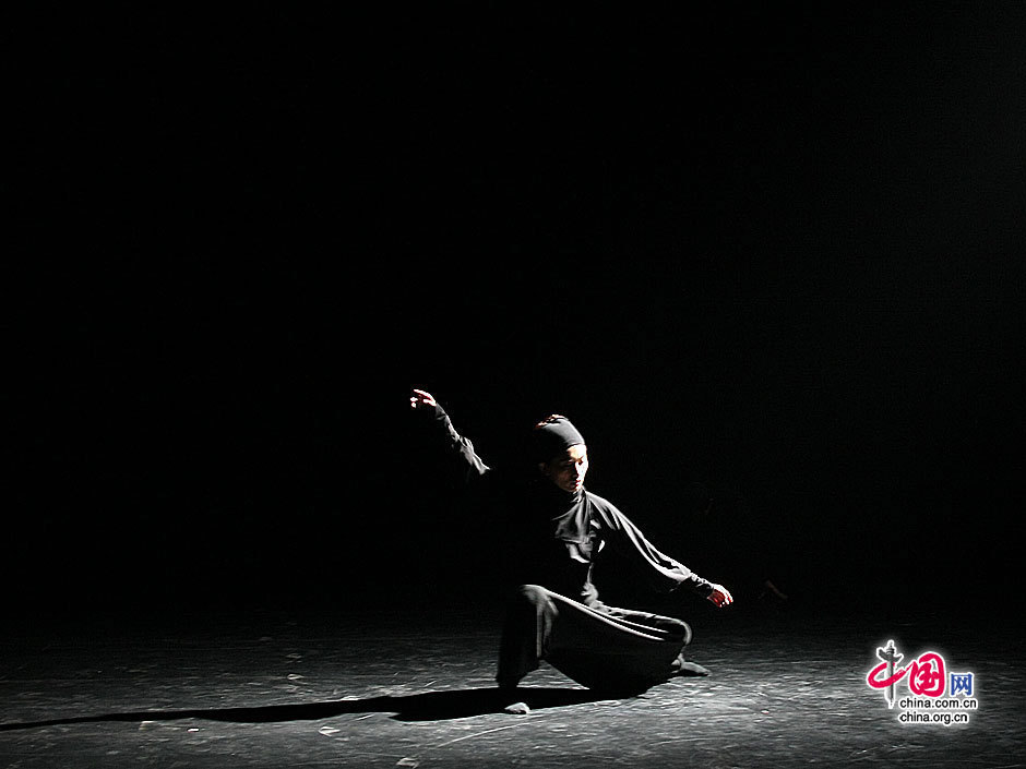 演出分为上下两个半场,上半场为北京现代舞团编导胡磊创作的《逍遥游
