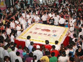 三千多名北京市民同吃蛋糕[组图]