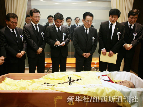 8月20日，在韩国首尔塞弗伦斯医院，韩国前总统金大中的亲友在遗体前默哀。韩国政府19日决定为已故前总统金大中举行为期6天的国葬。