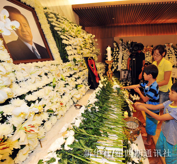 8月20日，在韩国首尔塞弗伦斯医院，两名儿童向前总统金大中的遗像献花。韩国政府19日决定为已故前总统金大中举行为期6天的国葬。