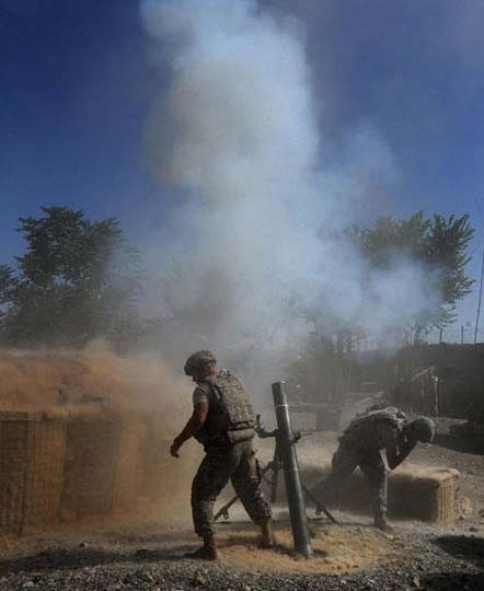 阿富汗多个投票中心遭武装分子袭击[组图]