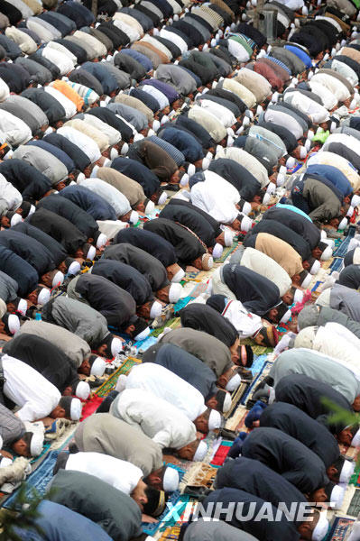  8月21日，西宁穆斯林群众在东关清真大寺做礼拜。