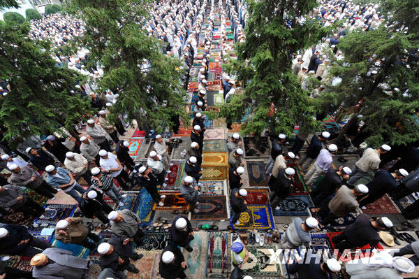 8月21日，西宁穆斯林群众在东关清真大寺做礼拜。