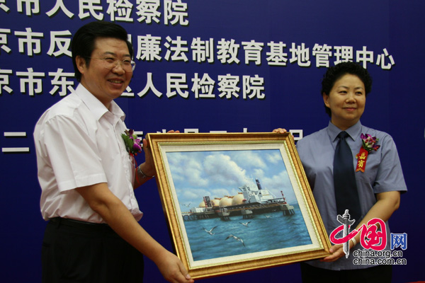 8月21日北京市反腐倡廉法制教育巡展发布会上，中国海油分别向北京市人民检察院赠送礼品。