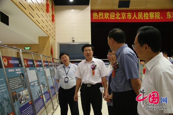 8月21日北京市反腐倡廉法制教育巡展发布会后，领导参观国有企业反腐倡廉法制教育图片。