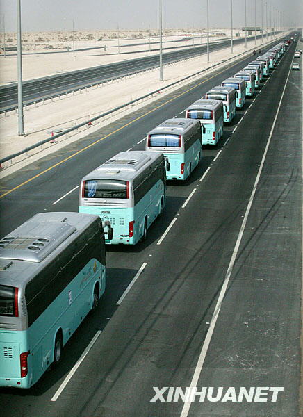 卡塔尔325辆公交车列队行驶破吉尼斯纪录[组图] 