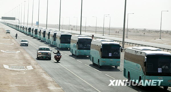 卡塔尔325辆公交车列队行驶破吉尼斯纪录[组图] 
