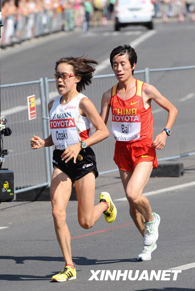  8月23日，中国选手白雪（右）在比赛中。当日，在柏林田径世锦赛女子马拉松比赛中，中国选手白雪以2小时25分15秒的成绩夺得金牌，这是中国选手首次在田径世锦赛马拉松比赛中获得金牌。
